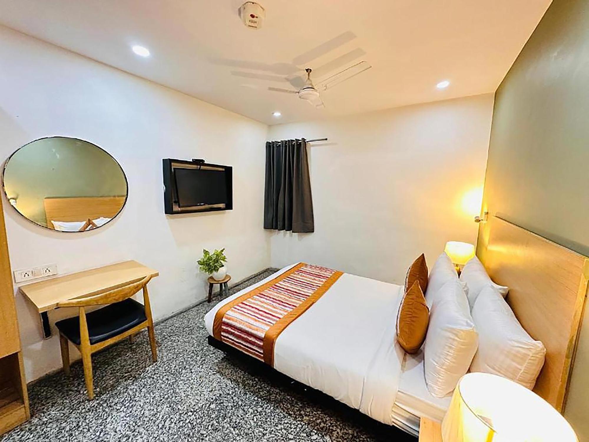 Hotel Golden Saffron By Qotel-Punjabi Bagh Ню Делхи Екстериор снимка